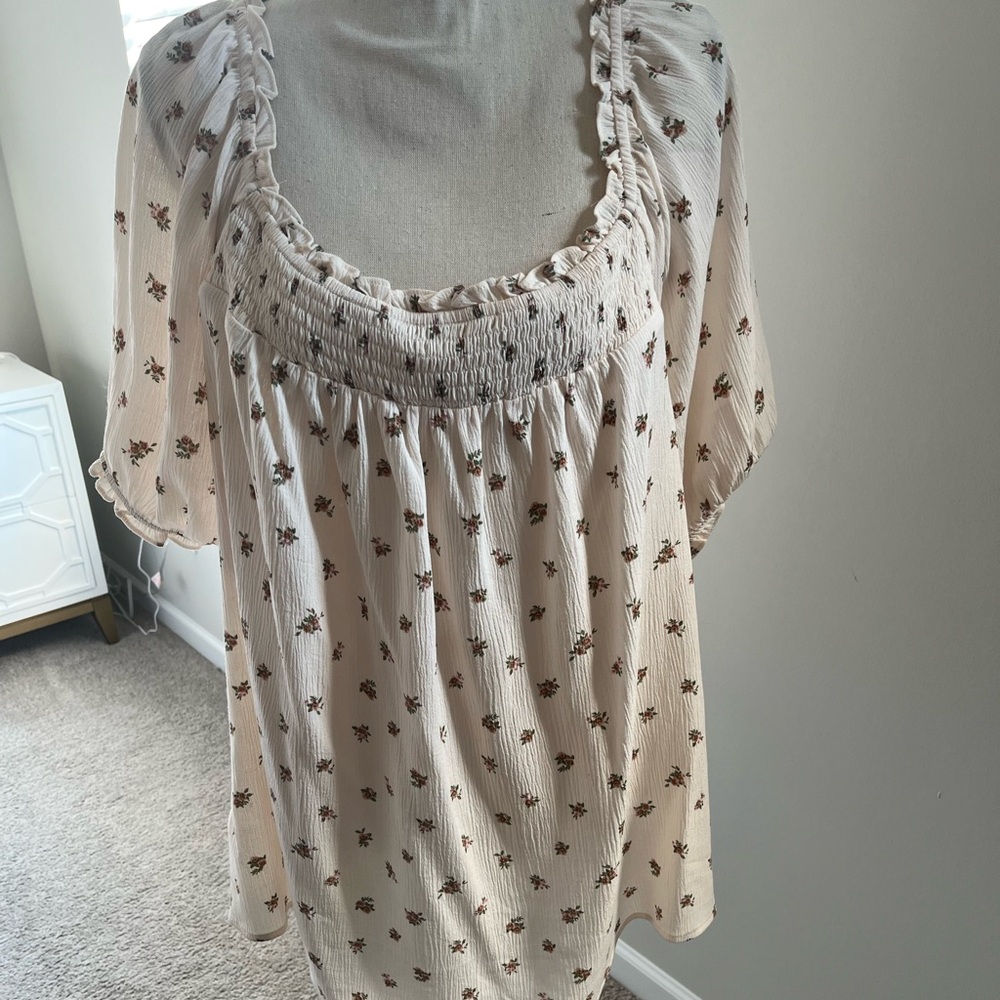 2for$10!Torrid Peasant Top with flower detail.